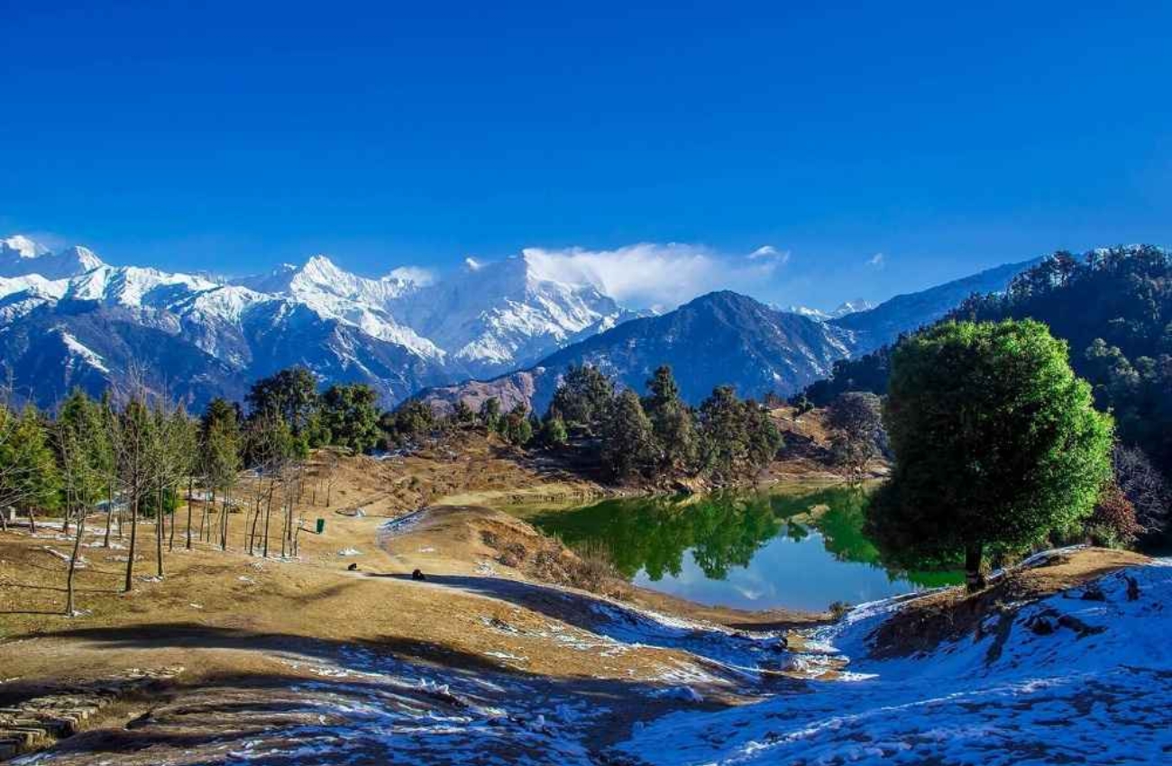 Deoria Tal lake reflecting Chaukhamba peaks in Uttarakhand