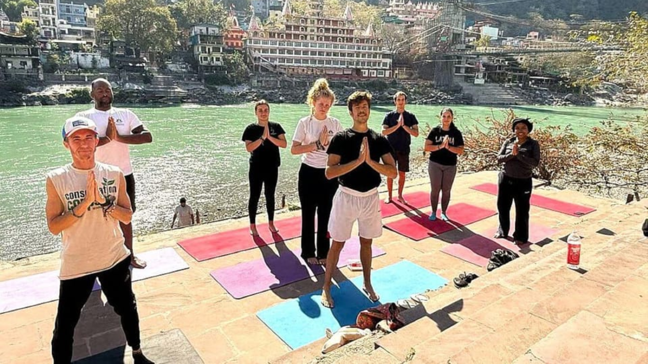 People practicing detox yoga retreat in Rishikesh for body cleansing before yoga TTC