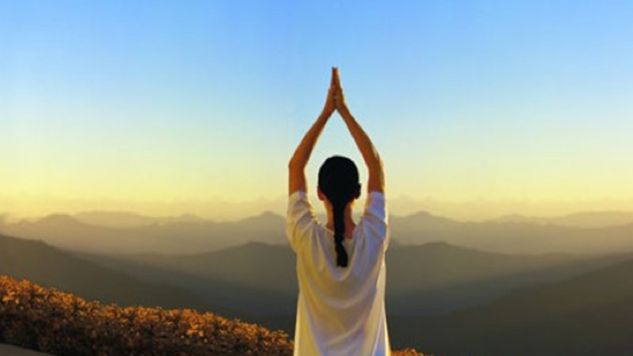 First time yoga retreat guide for beginners what to expect pack and know before going to a yoga retreat in Rishikesh