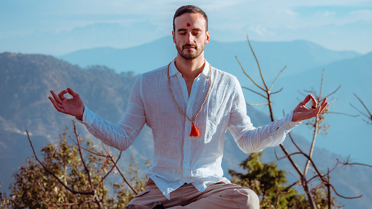 How to choose the right yoga retreat for your goals with tips and factors to consider when selecting a yoga retreat in Rishikesh