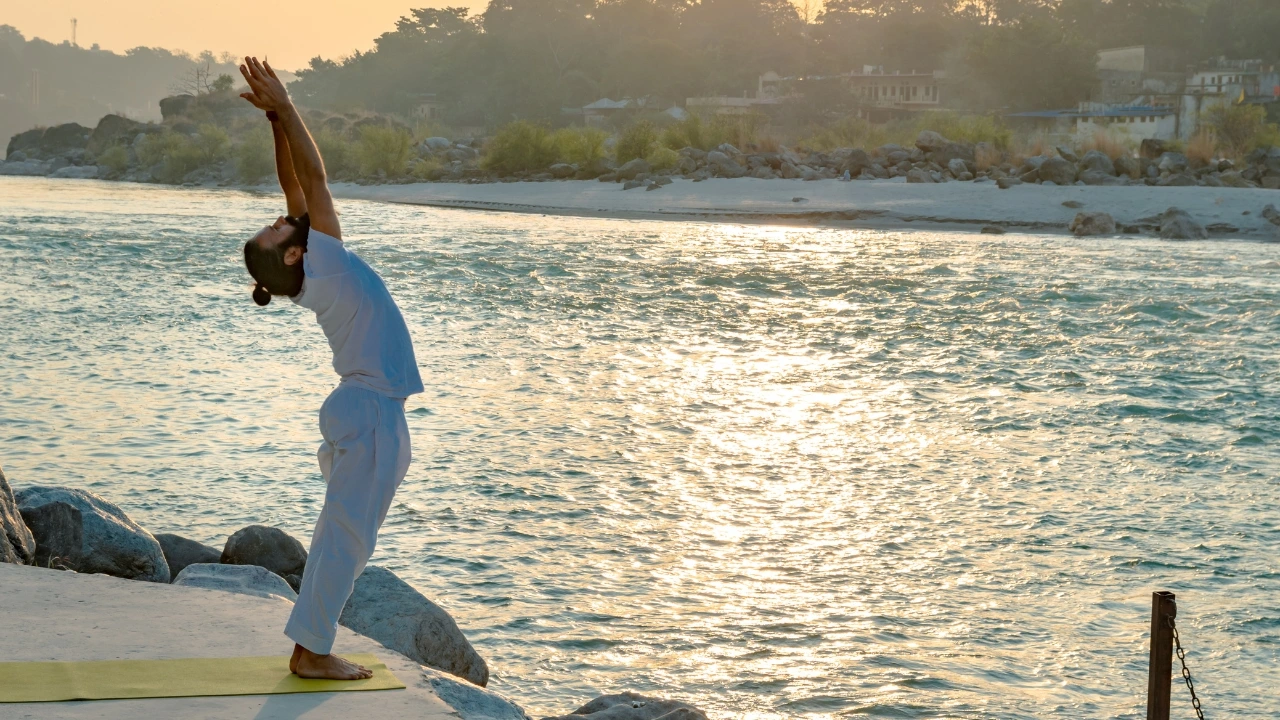 Himalayan surroundings at yoga retreat in Rishikesh