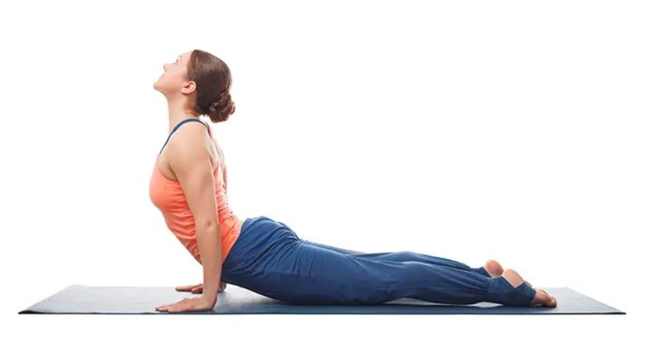 Yoga practitioner performing dynamic poses for weight loss, illustrating fat burning exercises and body toning yoga